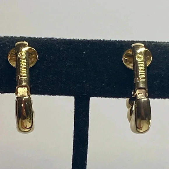 3/4" VINTAGE TRIFARI HUGGIE CLIP ON EARRINGS WITH 7 RHINESTONES PER EAR. - Picture 4 of 6